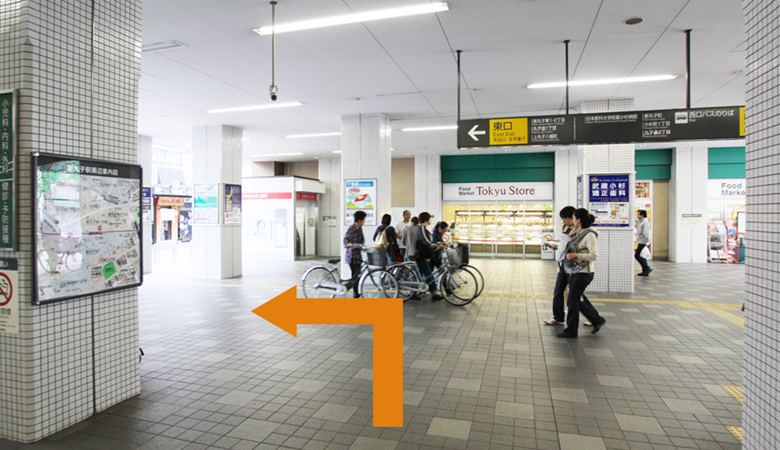 新丸子駅改札を出て左手方向に進む。